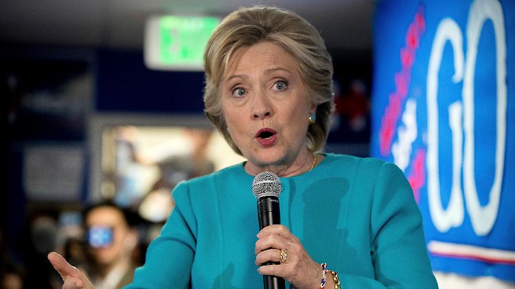 Ihre bezahlten Reden für die verhasste "Wall Street" belasten Clintons Wahlkampf. 