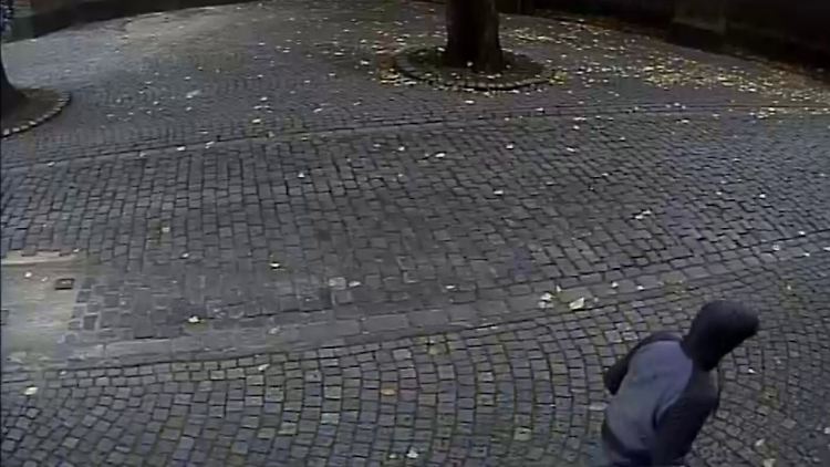 Eine Kamera zeigt den Täter auf der Flucht. DNA-Spuren am Tatort verrieten später seine Identität.