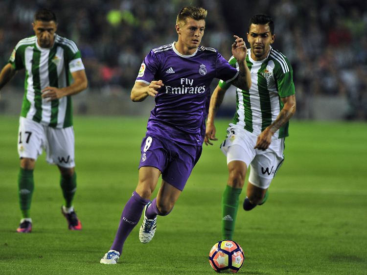 Toni Kroos verdiente sich trotz Auswärtsleibchen das Presselob "weiße Lokomotive".