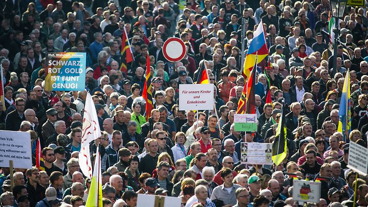 5000 Teilnehmer sollen zur Pegida-Feier erschienen sein.