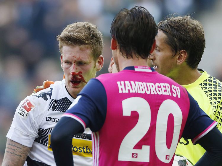 Gezeichnet: André Hahn nach einer rotwürdigen Attacke von HSV-Keeper René Adler.