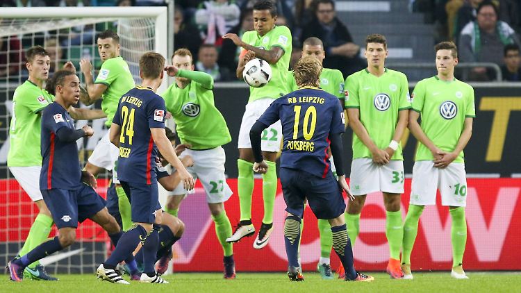 RB Leipzig bleibt in der Fußball-Bundesliga ungeschlagen und oben dran. Der VfL Wolfsburg hängt im Keller fest.