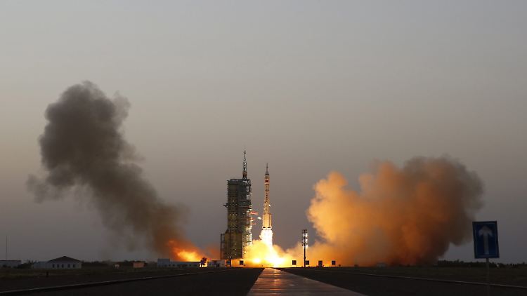 "Shenzhou 11" beim Start: Zwei Tage sind die Taikonauten nun zu ihrem Ziel unterwegs.