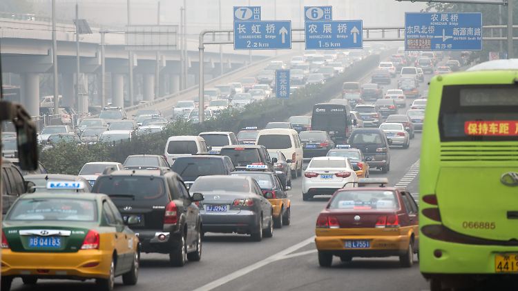 Kilometerlange Staus im Berufsverkehr sind in Peking die Regel, nicht die Ausnahme.