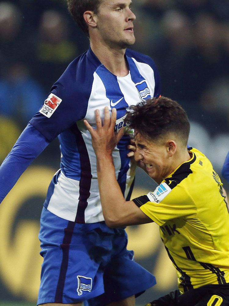 Dortmunds Emre Mor musste sich mächtig anstrengen, um Sebastian Langkamp zu Boden zu schubsen. Der half letztlich freundlich nach.