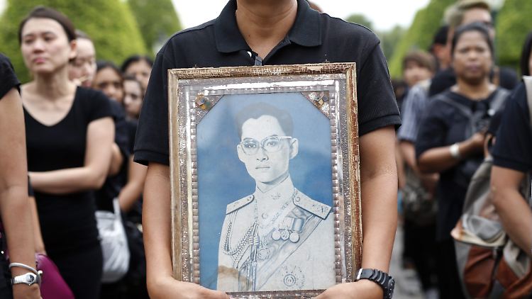 In Thailand herrscht nach dem Tod des Königs ein Jahr angeordnete Staatstrauer.