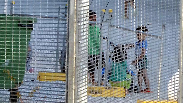 Füchtlingskinder spielen in dem Lager auf Nauru. Weitere Fotos existieren kaum, Australien schottet das Lager ab.