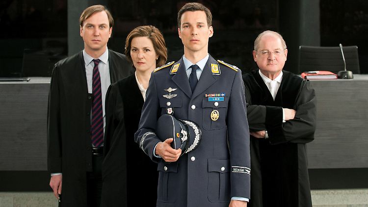 Eurofighter-Pilot Lars Koch (Florian David Fitz, vorn), Verteidiger (Lars Eidinger, l), Staatsanwältin (Martina Gedeck) und Richter (Burghart Klaußner).