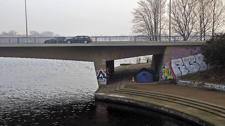 Nahe der Kennedybrücke trieb die Frauenleiche.