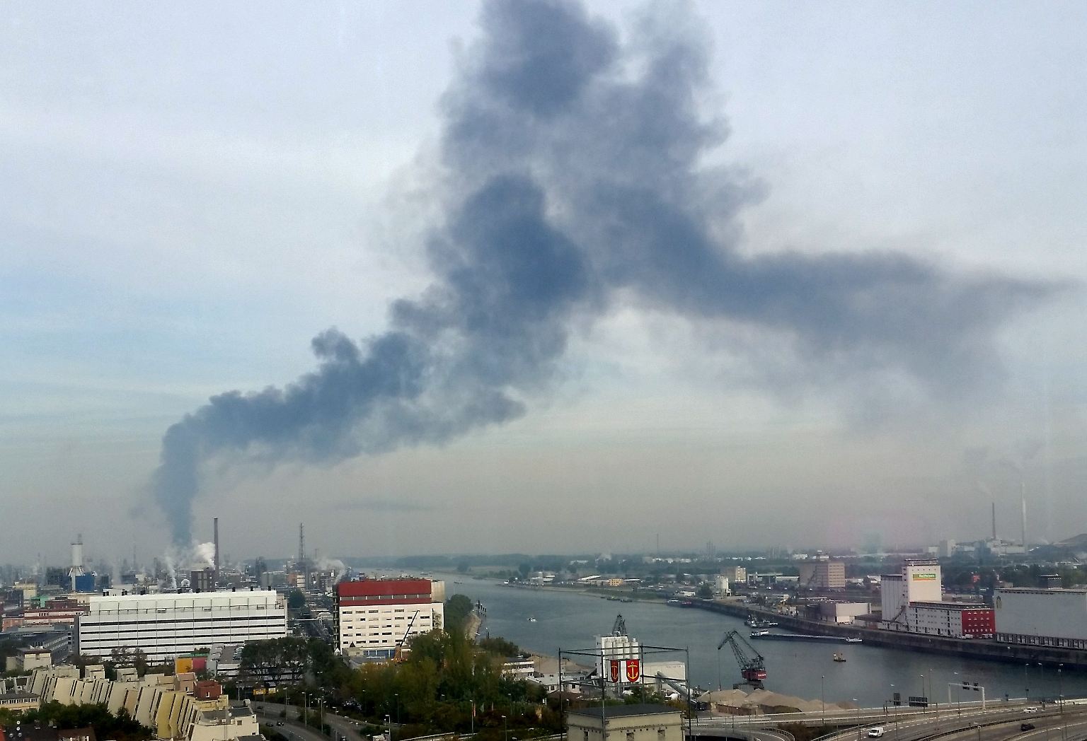 Dunkle Rauchwolken steigen in Ludwigshafen auf dem Gelände des Chemiekonzerns BASF auf. 