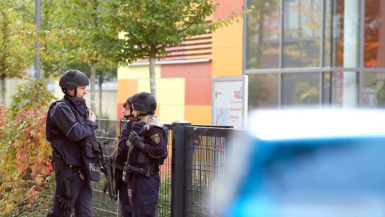 Die Polizei positionierte sich vor den bedrohten Schulen, wie hier dem Leipziger Reclam-Gymnasium.