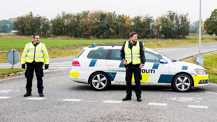 Die Polizei sperrt eine Zufahrt zum Flughafen Roskilde.