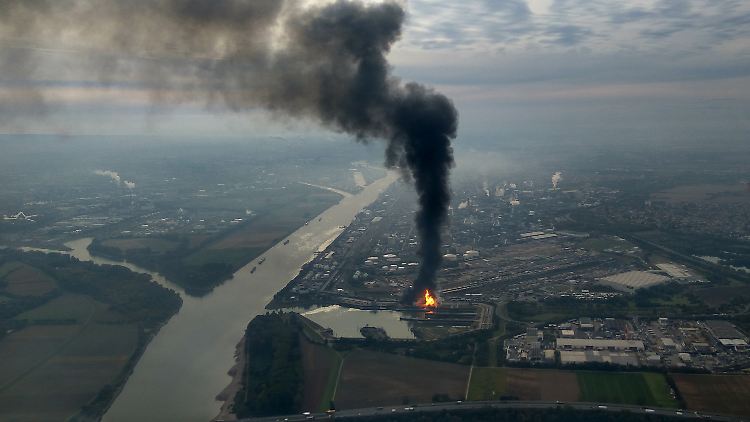 Blick aus der Luft entlang des Rheins Richtung Süden: Im Vordergrund der Nordhafen mit der Unglücksstelle, dahinter das BASF-Werksgelände und Ludwigshafen, linker Hand liegt Mannheim.