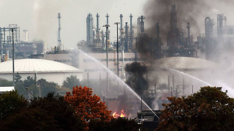 Großbrand im Chemiewerk: An einer Leitungstrasse am Hafen kommt es zur Explosion.