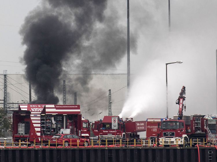 Großeinsatz im Landeshafen Nord: Rund 160 Feuerwehrmänner sind an der Unglücksstelle im Einsatz.
