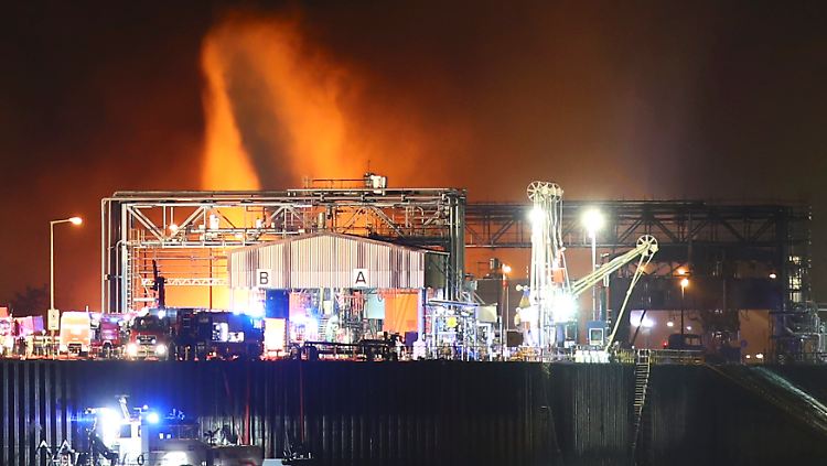 Großeinsatz auf dem Werksgelände: Die Flammen sind unter Kontrolle, lodern jedoch auch am Abend noch weiter.