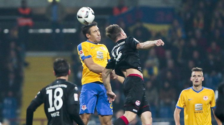Braunschweigs Patrick Schönfeld (l.) im Zweikampf mit Sebastian Jacob.