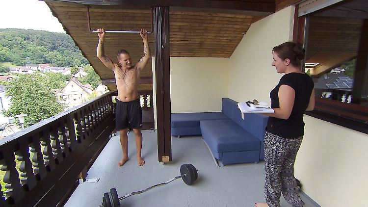 Vanessa erwischt Jörg ganz zufällig beim morgendlichen Oben-Ohne-Workout - und ist sichtlich angetan.