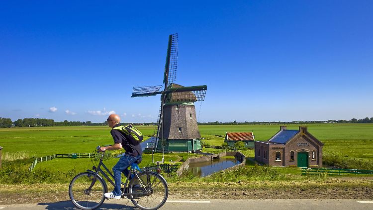Im Fahrradfahren sind die Niederländer echt Profis - bei jedem Wetter wird geradelt.