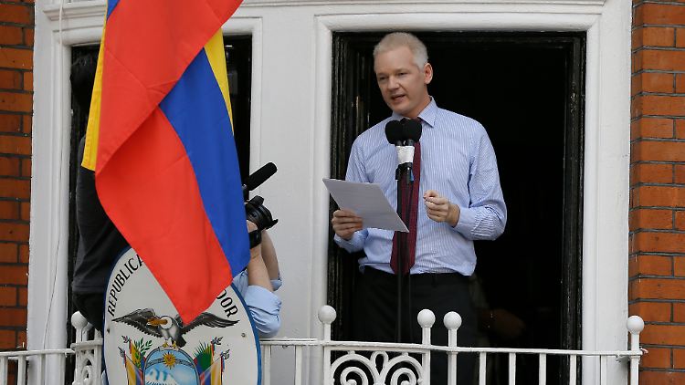 Nicht nur im Netz aktiv: Julian Assange auf dem Balkon der ecuadorianischen Botschaft. 