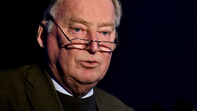AfD-Vize Alexander Gauland aquiriert neue Parteimitglieder am rechten Rand. 