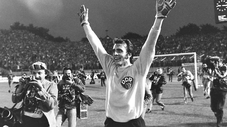 Jürgen Croy bejubelt das sensationelle 1:0 über die BRD bei der WM 1974.