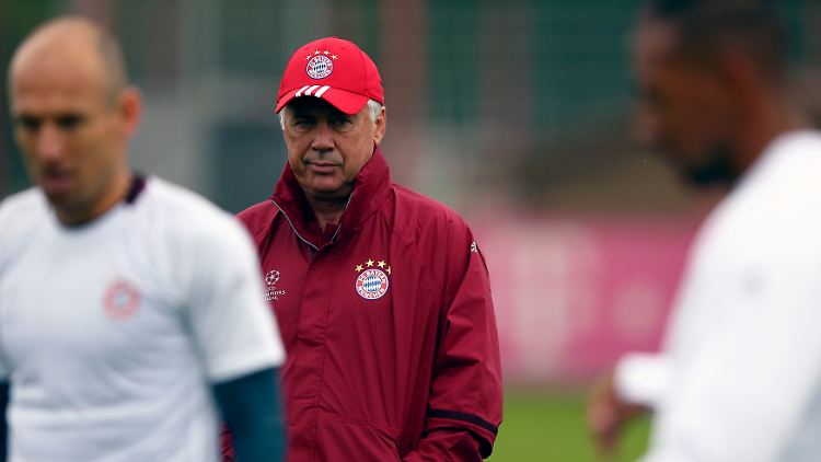 Mit dem Anpfiff stellt Carlo Ancelotti seine Trainerarbeit weitgehend ein.