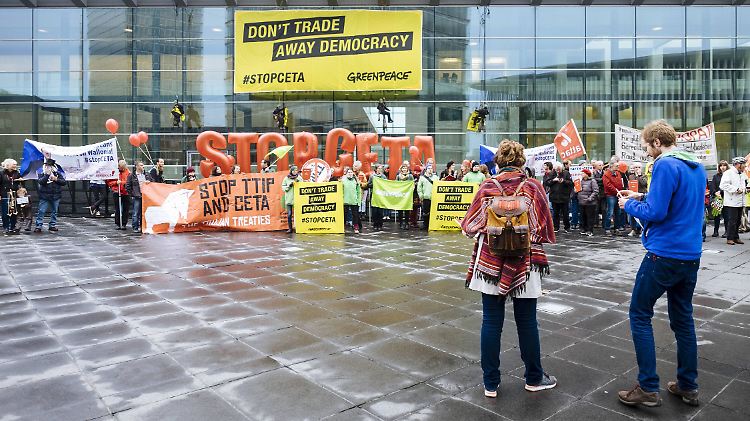 Auch bei dem Treffen der Handels- und Wirtschaftsminister in Luxemburg gibt es Proteste gegen das Handelsabkommen.