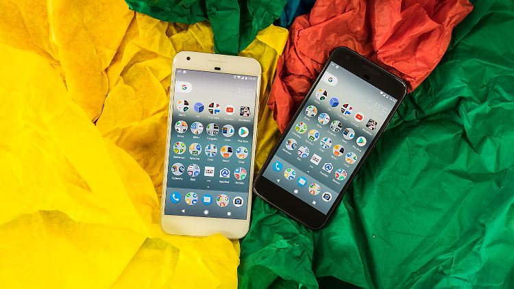 Das Google Pixel (r.) und das größere Google Pixel XL.