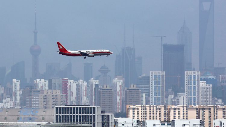 Gewaltiges Wachstum in Asien: Eine Maschine der Shanghai Airlines im Anflug auf Schanghai (Archivbild).