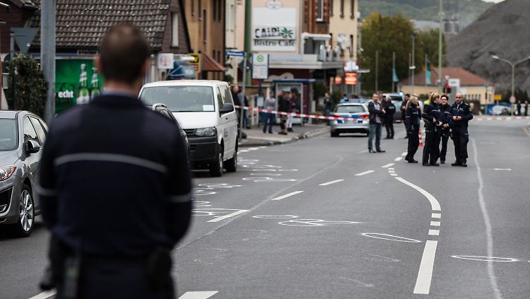 Tödliche Schüsse in der Hagener Innenstadt: Mit einer Hiebwaffe verfolgte ein Mann seinen blutenden Kontrahenten.
