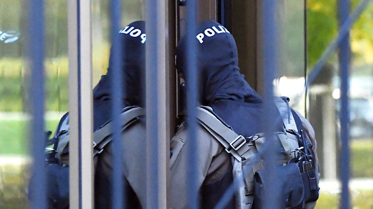 Vermummte Polizisten brachten Khalil A. vor den Haftrichter des Bundesgerichtshofs.