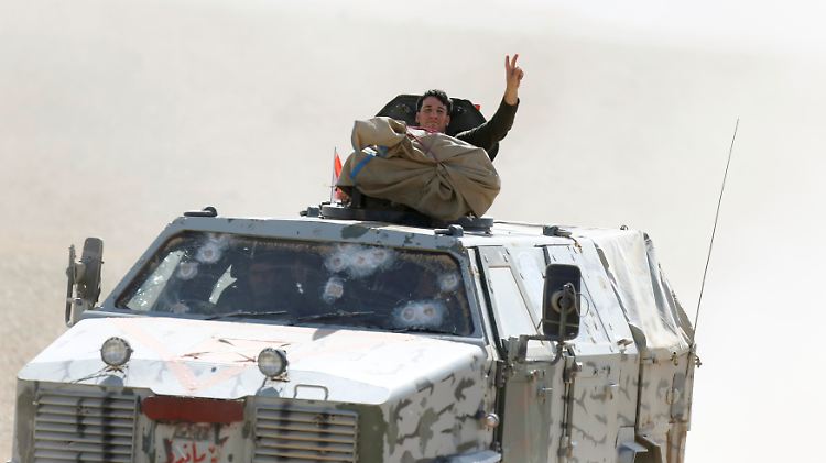 Ein Peschmerga-Kämpfer zeigt sich beim Vorstoß auf Mossul siegessicher. Das Fahrzeug des Kämpfers ist ein umgebauter "Dingo"-Truppentransporter aus Bundeswehrbeständen.