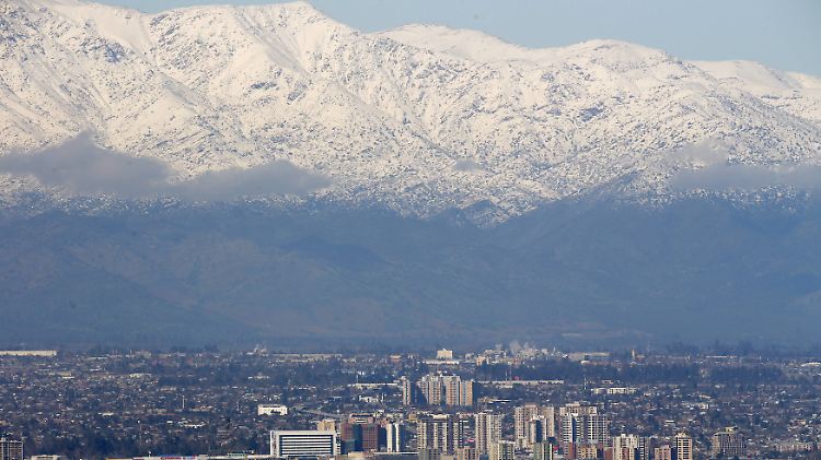 Die Anden trennen Chile von Argentinien - im Bild zu sehen die chilenische Hauptstadt Santiago mit dem gewaltigen Gebirge im Hintergrund.