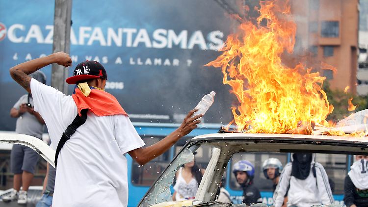 Seit Monaten gehen die Menschen gegen Präsident Maduro auf die Straßen - die Auseinandersetzungen werden immer aggressiver.