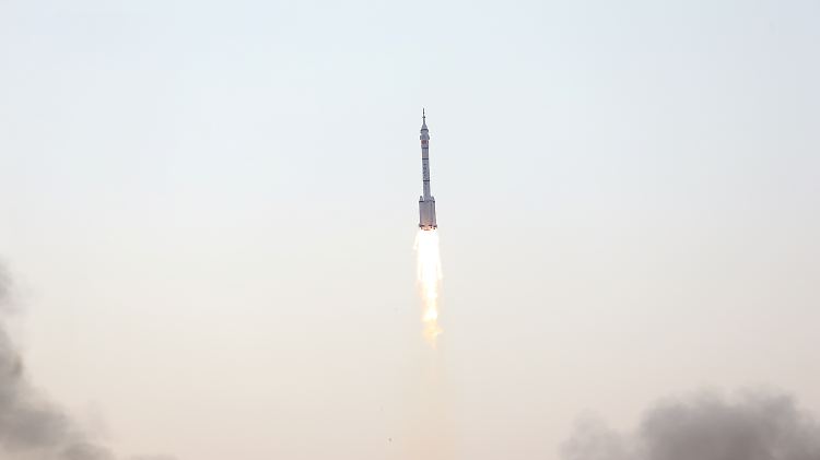 Jing Haipeng und Chen Dong waren vor zwei Tagen an Bord von "Shenzhou 11" ins All gestartet.