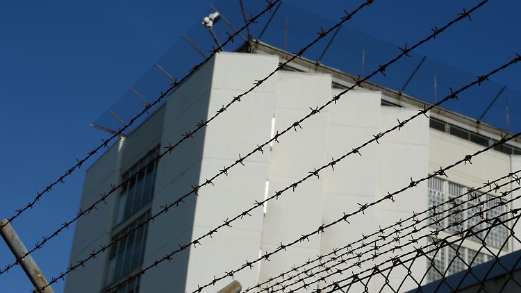 In der JVA Stuttgart im Stadtteil Stammheim waren bis zu neun RAF-Mitglieder inhaftiert. Drei von ihnen starben hinter den Gefängnismauern.