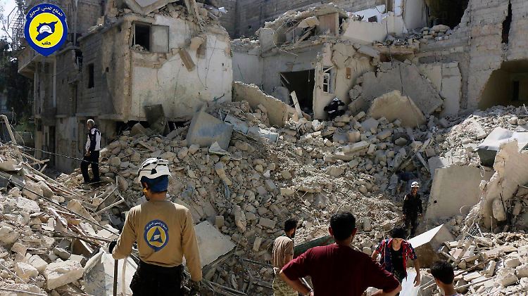 Die syrischen Weißhelme suchen Überlebende nach einem Luftangriff in Ost-Aleppo.