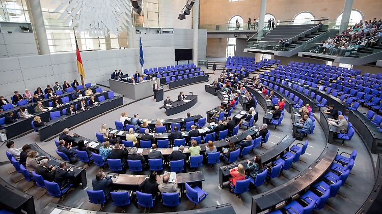 Eigentlich haben nur 598 Abgeordnete im Bundestag Platz.