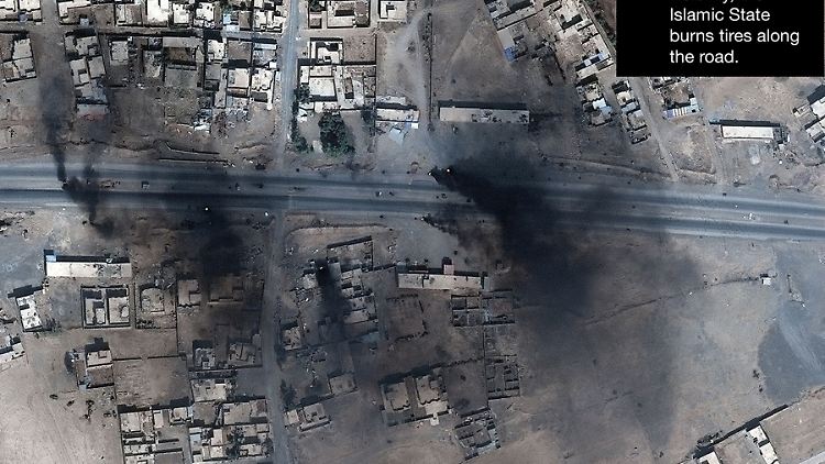 Der Islamische Staat verbrennt Reifen, um die Offensive auf Mossul zu erschweren.