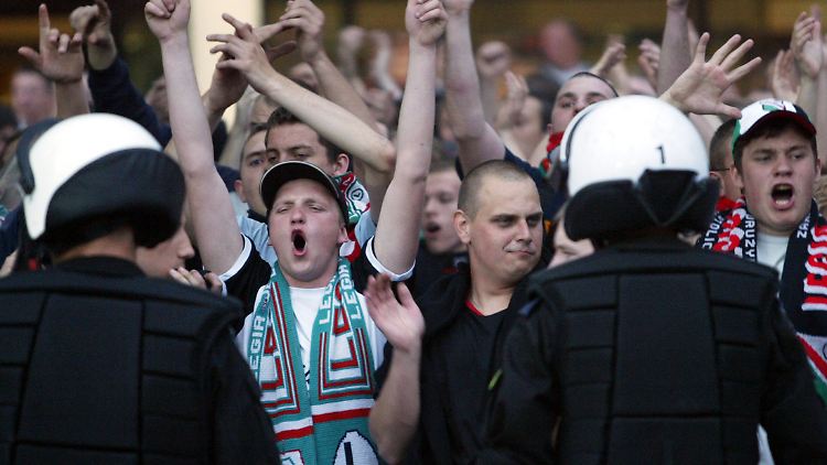 Nicht nur in Polen werden die straff organisierten Ultras aus Warschau gefürchtet.