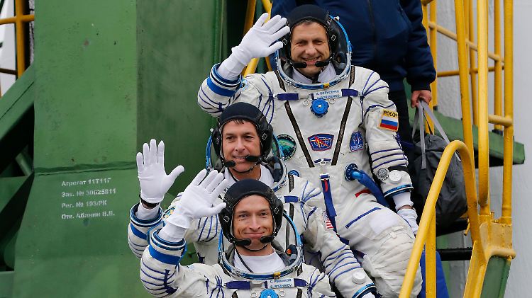 Shane Kimbrough (m.), Sergej Ryschkow (u.) und Andrej Borissenko kurz vor dem Start.