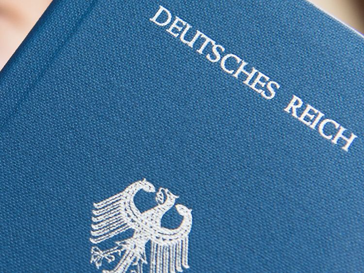 Reichsbürger streiten die Existenz der Bundesrepublik ab und drucken sich zum Teil eigene Pässe.