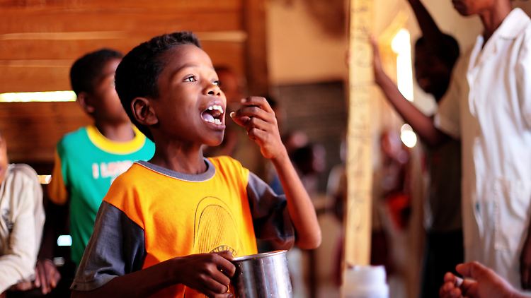 Ein Kind in Madagaskar nimmt das Bilharziose-Medikament Praziquantel.