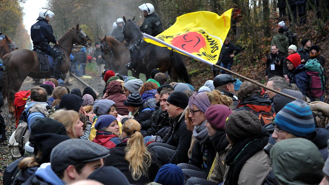 Der Widerstand im Wendland ist so groß wie nie: Gleisbesetzung in Harlingen.