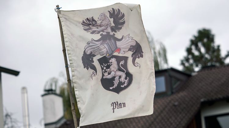 Tatort in Mittelfranken, rund 45 Kilometer südlich von Nürnberg: Vor dem Anwesen des "Reichsbürgers" weht eine Fantasieflagge.