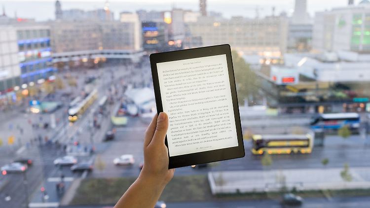 Der Kobo Aura One ist groß, wasserfest und passt seine Beleuchtung an.