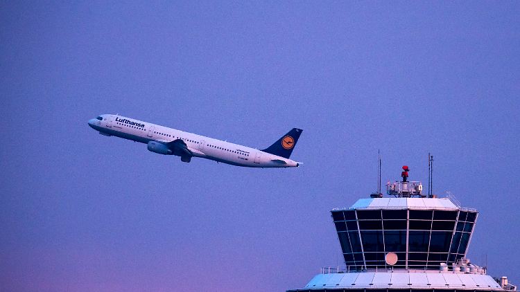 Überraschend vorgelegte Kennzahlen: Die Lufthansa rechnet mit weniger Kerosinkosten und mehr Kurzfristbuchungen.