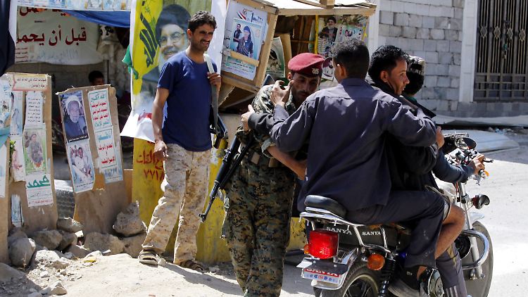 Ein Huthi-Soldat kontrolliert an einem Checkpoint in Sanaa Motorradfahrer auf versteckte Waffen.
