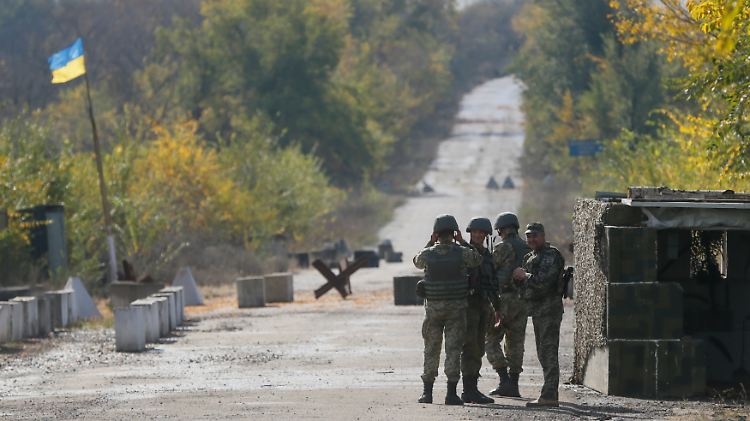 Ukranische Soldaten bewachen einen Checkpoint in der Nähe der Stadt Luhansk.